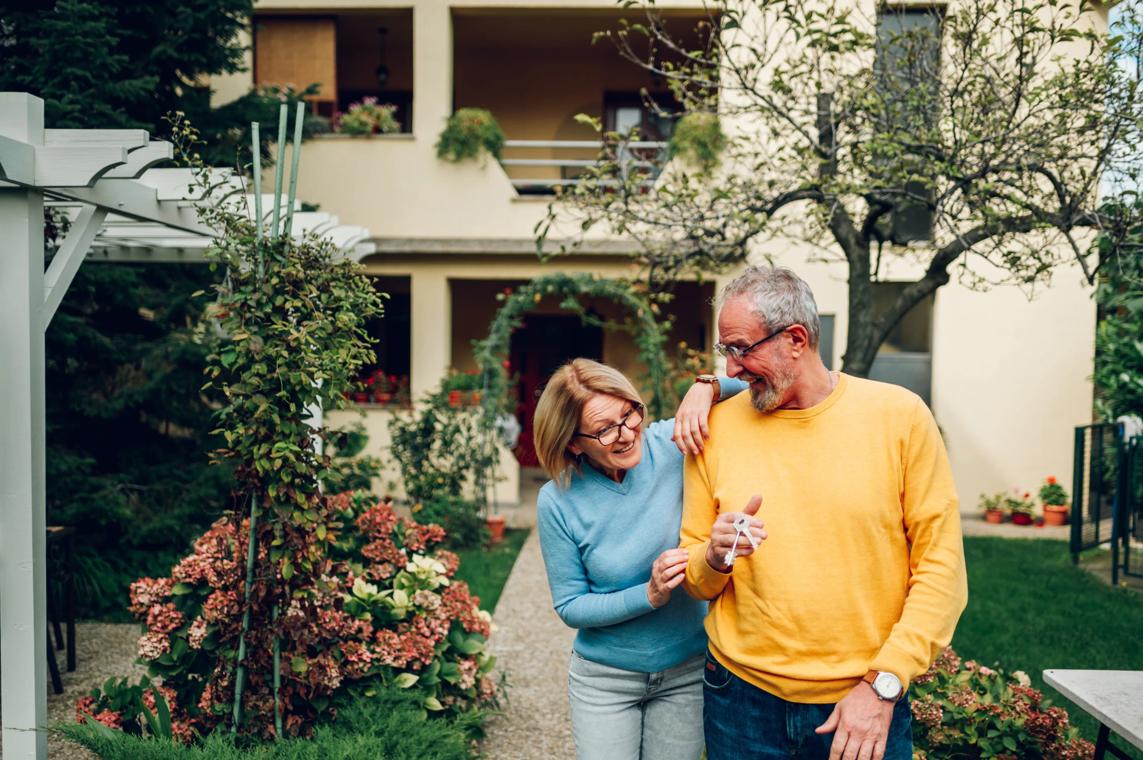 ouder koppel bij nieuwe woning