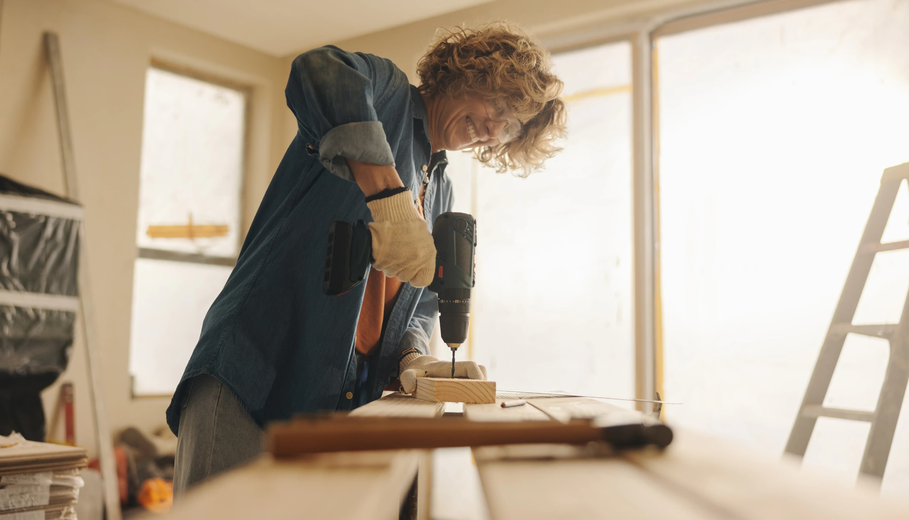 vrouw klussen aan huis